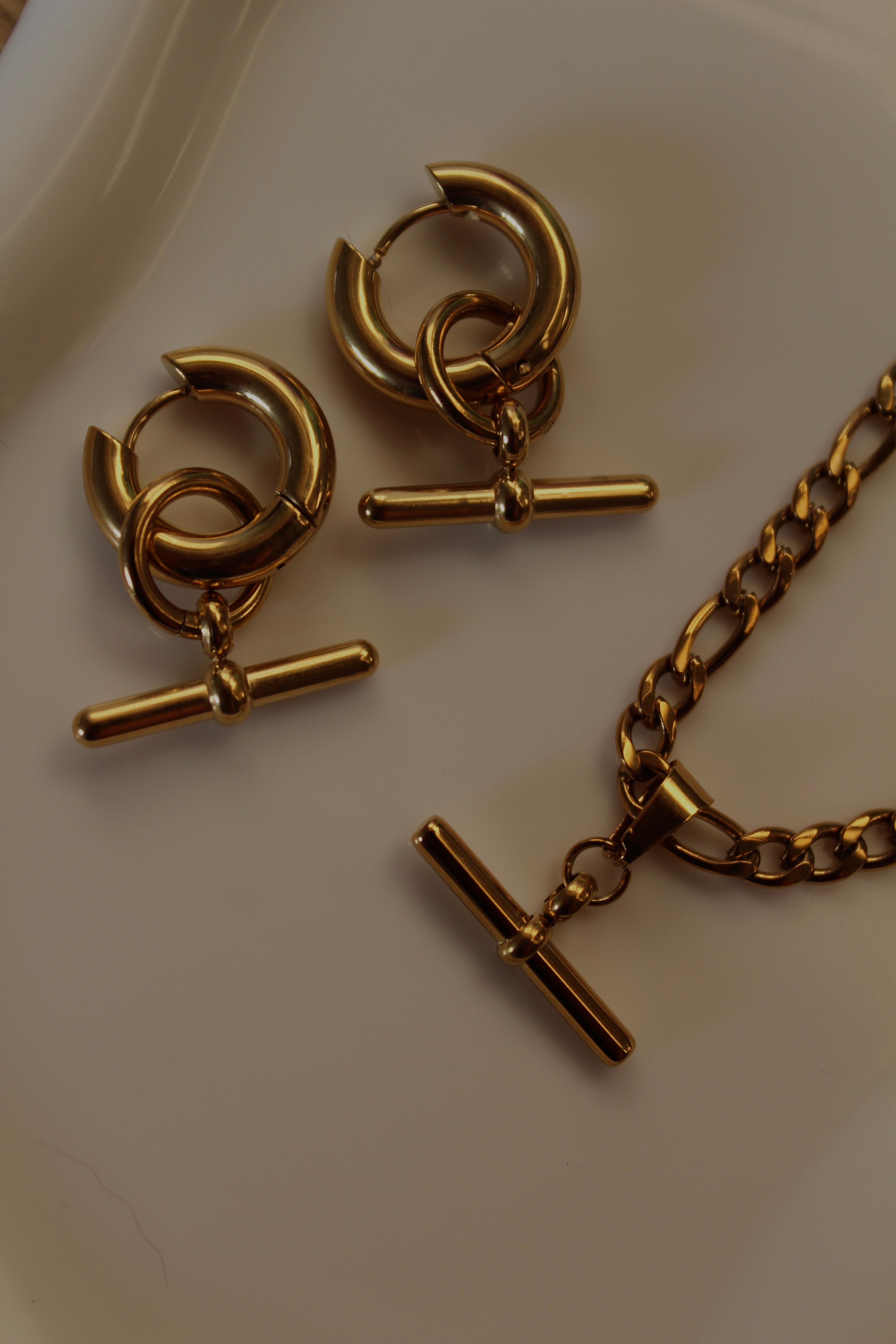 The Lizzie T-Bar Figaro Chain Necklace.
