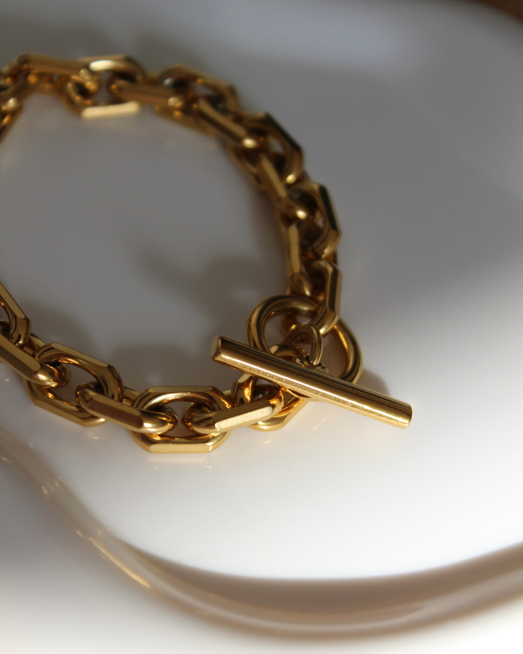 18k Gold Gold Chunky T-Bar Bracelet.