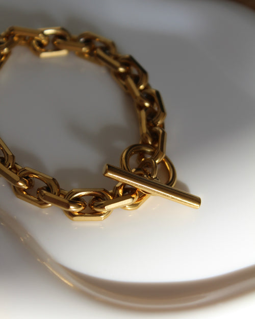 18k Gold Gold Chunky T-Bar Bracelet.