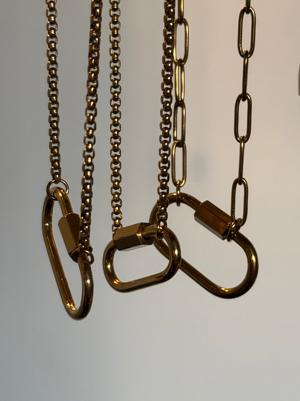 The Ese 18K Gold Carabiner Paperclip Chain Necklace.