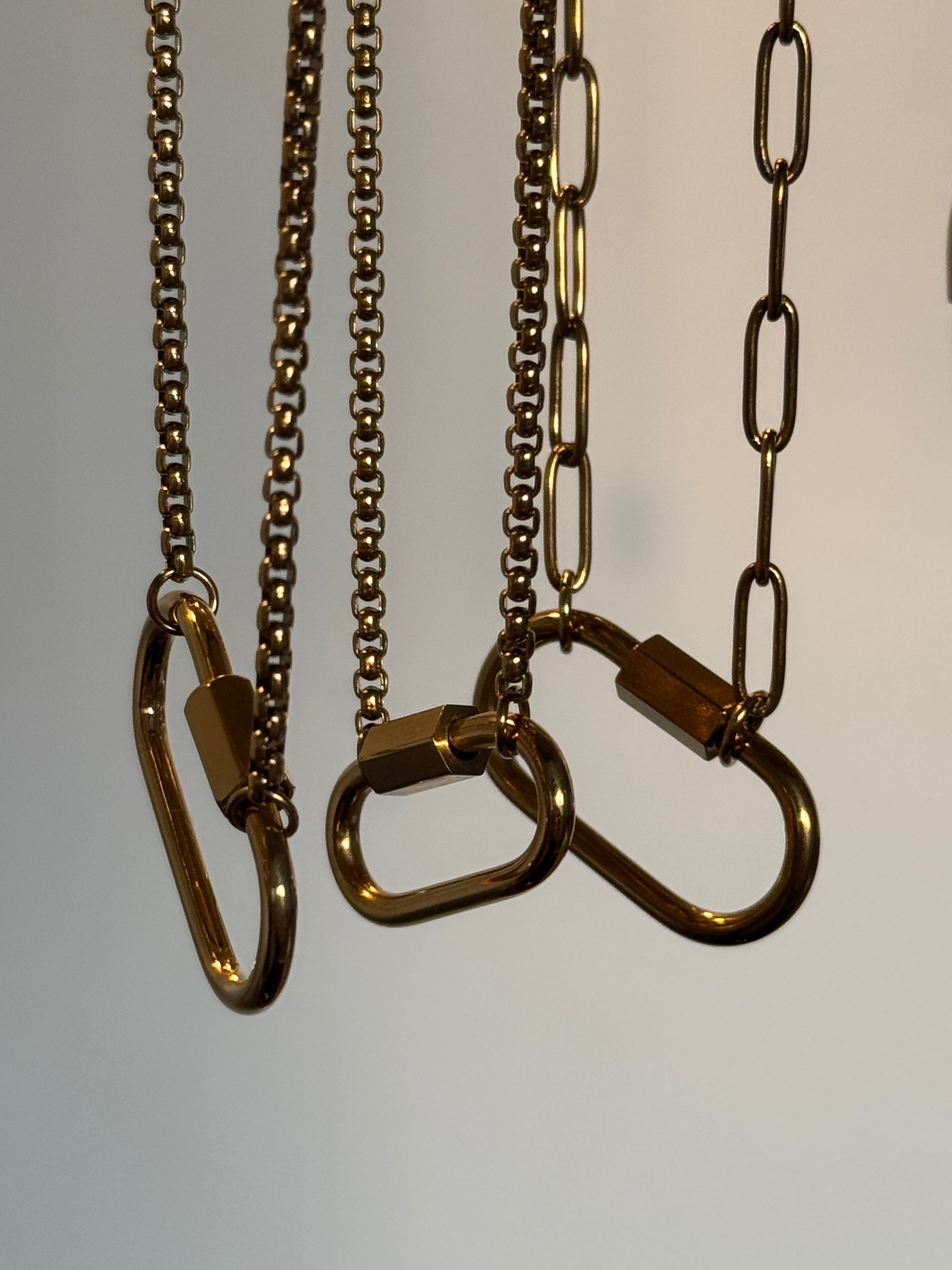 The Ese 18K Gold Carabiner Paperclip Chain Necklace.